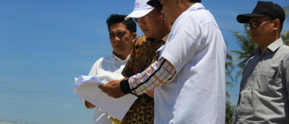 Plt Gubernur Rohidin Mersyah mengecek Proyek Break Water di sepanjang garis pantai Maras Seluma, Jumat(13/10). bersama Satker Balai Sungai Sumatera 7 Edi Junaidi