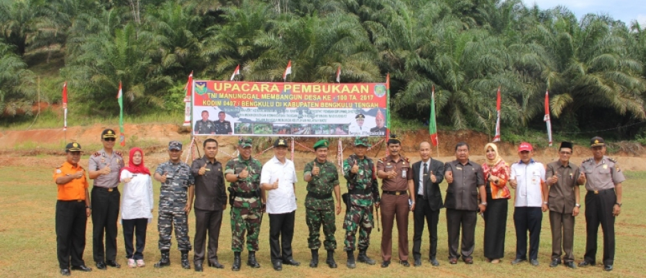 Plt Gubernur menghadiri pembukaan kegiatan TNI Manunggal Membangun Desa (TMMD) ke-100 di Kabupaten Bengkulu Tengah.