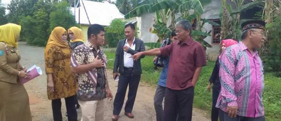 Dewan saat sidak jalan rusak