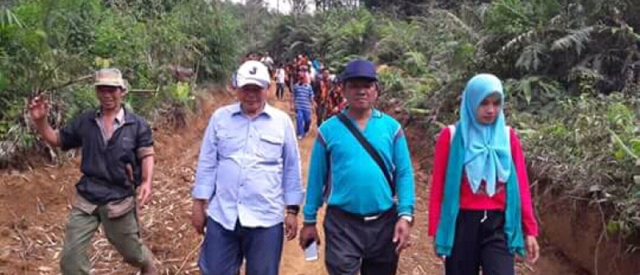 Waka I DPRD Bengkulu Utara Bambang Irawan saat mengunjungi objek wisata di Desa Bendar