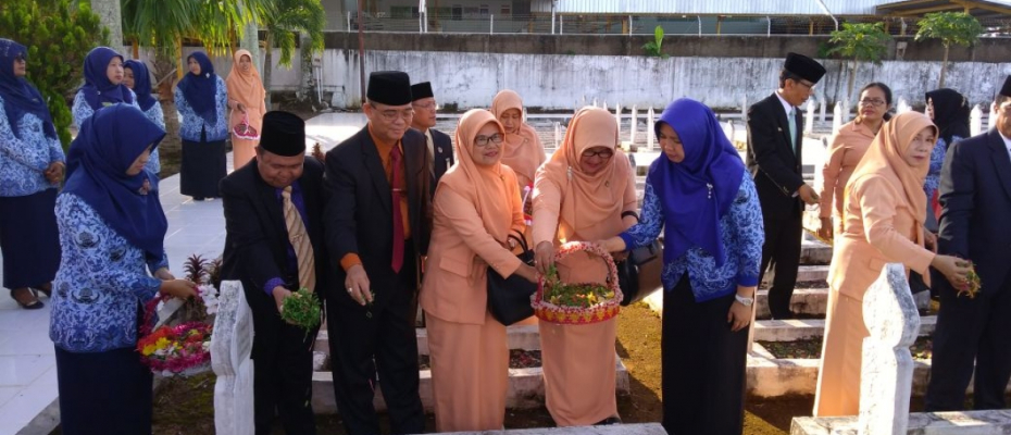 Kepala Kemenag Provinsi dan Kota Bengkulu Saat Melakukan Prosesi Tabur Bunga