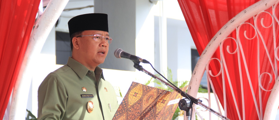Plt Gubernur Bengkulu Rohidin Mersyah bacakan sambutan Menteri Komunikasi dan Informatika (Menkominfo) RI, Rudiantara pada upacara Hari Kebangkitan Nasional ke-110 di Lapangan Kantor Gubernur, Senin(21/5)