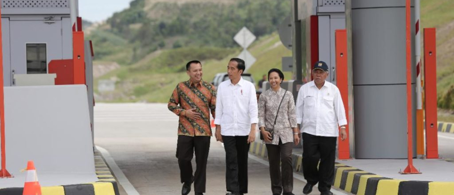 Presiden Joko Widodo bersama Menteri BUMN Rini Soemarno, Menteri PUPR Basuki Hadimuljono, dan Gubernur Lampung M Ridho Ficardo berjalan bersama seusai meresmikan Tol Pelabuhan Bakauheni-Terbanggi Besar seksi satu, di Bakauheni, Lampung, Minggu (21/1/2018). (Foto: Ant/Rivan Awal Lingga)