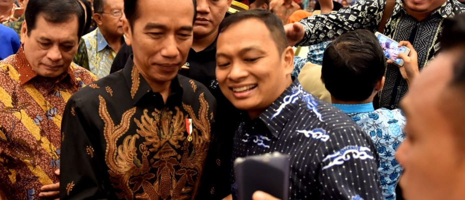 Para peserta tampak antusias untuk berjabat tangan dan berfoto bersama Kepala Negara.