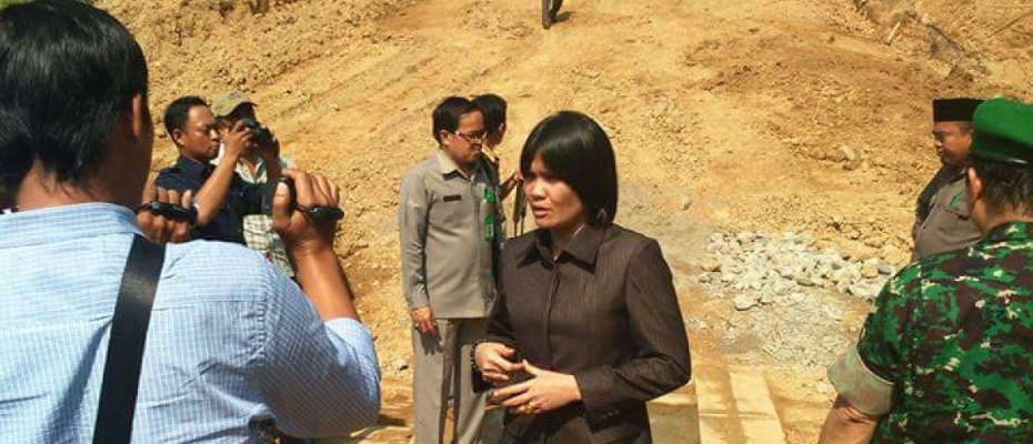 Seluma, Bengkulukita.com – Banyaknya laporan masyarakat yang diterima DPRD berkaitan dengan penyelewengan Dana Desa, Wakil Ketua II DPRD Kabupaten Seluma Okti Fitriani meminta agar pihak inspektorat Kabupaten Seluma transparan dan tidak main mata dengan Oknum Kades terkait hasil pemeriksaan.  Menurut Okti, sepanjang dari tahun 2017 hingga 2018 banyak laporan dari masyarakat mengenai penyimpangan Dana Desa, namun tidak ada tindak lanjut dari Inspektorat terkait laporan masyarakat tersebut.  “Secara ril itu m
