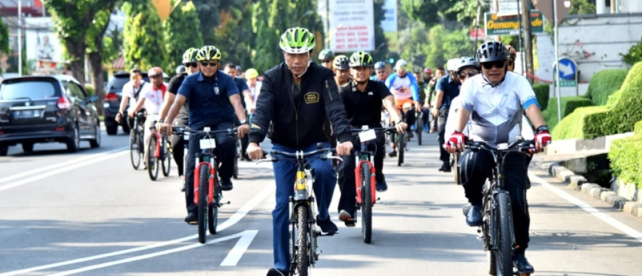 Presiden Awali Kunjungan Kerja Dengan Bersepeda di Minggu pagi