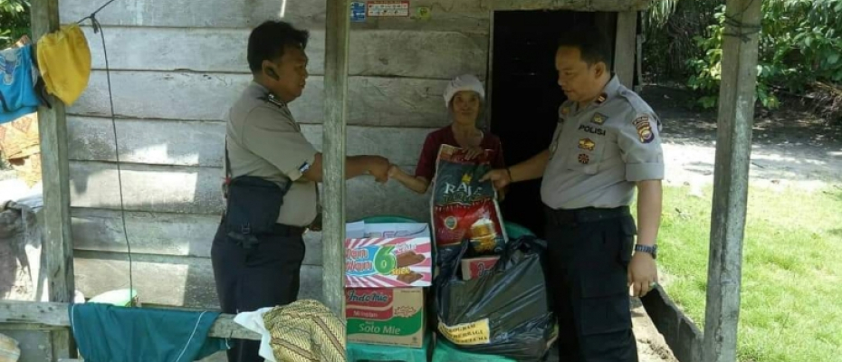Kapolsek Talo IPTU Sodri menyalurkan bantuan kepada warga yang tidak mampu