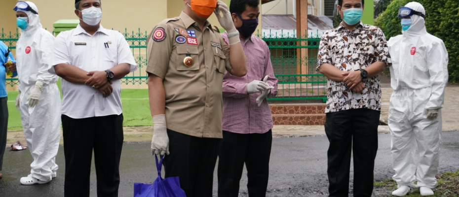 Gubernur Datangi Keluarga Positif Corona