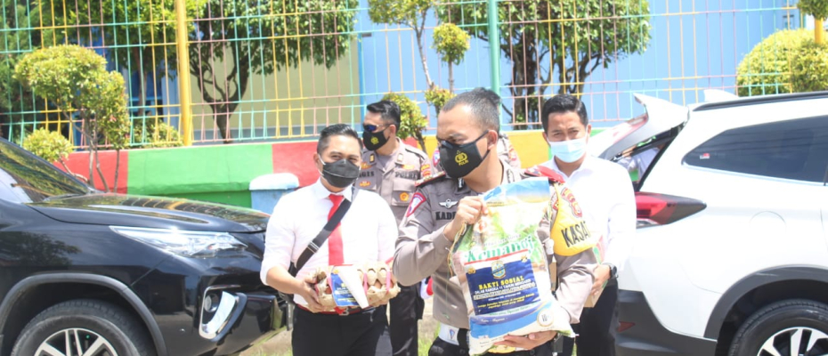 Polisi Ganteng Pemikul Beras, Telur dan Mie