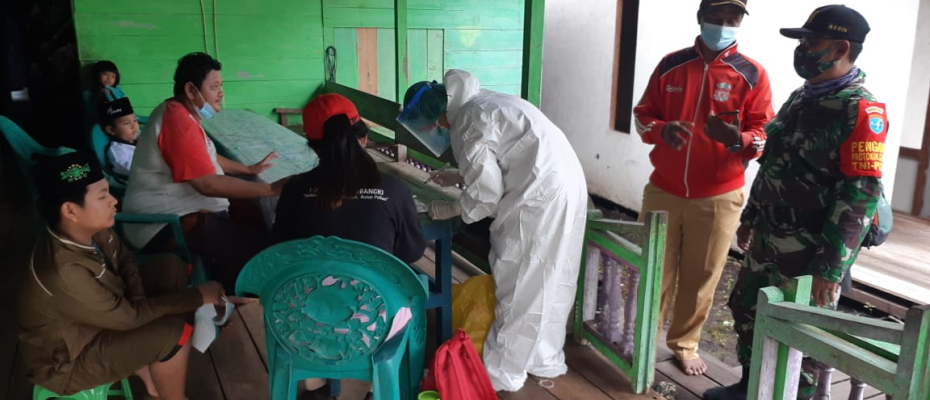 Babinsa Koramil Sengah Temila Dampingi TGC Puskesmas Sebangki Lakukan Tracing