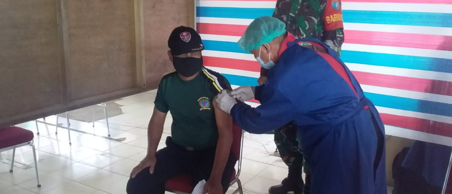 Babinsa Koramil Menyuke Dampingi Vaksinasi Purnawirawan TNI dan Warakawuri