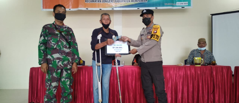 SINERGI BABINSA WAJOK HILIR DAN BHABINKAMTIBMAS DAMPINGI PEMBAGIAN BLT-DD