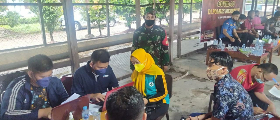 Babinsa Sungai Pinyuh Lakukan Pengamanan Vaksinasi Covid-19