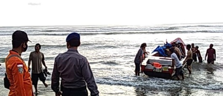 Kapal nelayan dan ABK dievakuasi petugas