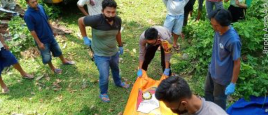 petugas saat mengevakuasi penemuan mayat ShareFacebookTwitterWhatsApp