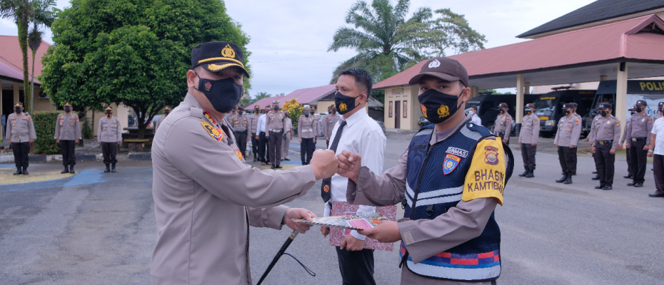 2 Personel Polres BS Terima Penghargaan dari Bupati Gusnan