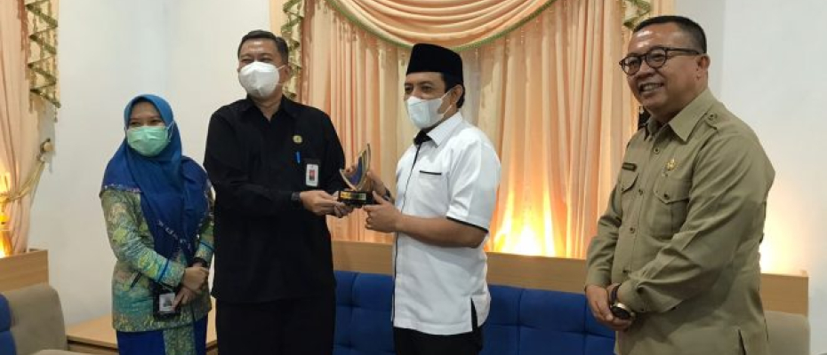 Wakil Wali kota Bengkulu Dedy Wahyudi didampingi Plt Asisten I Eko Agusrianto melaksanakan audiensi bersama Kepala Badan Pengawasan Obat dan Makanan (BPOM) Bengkulu Yogi Abaso Mataram ShareFacebookTwitterWhatsApp