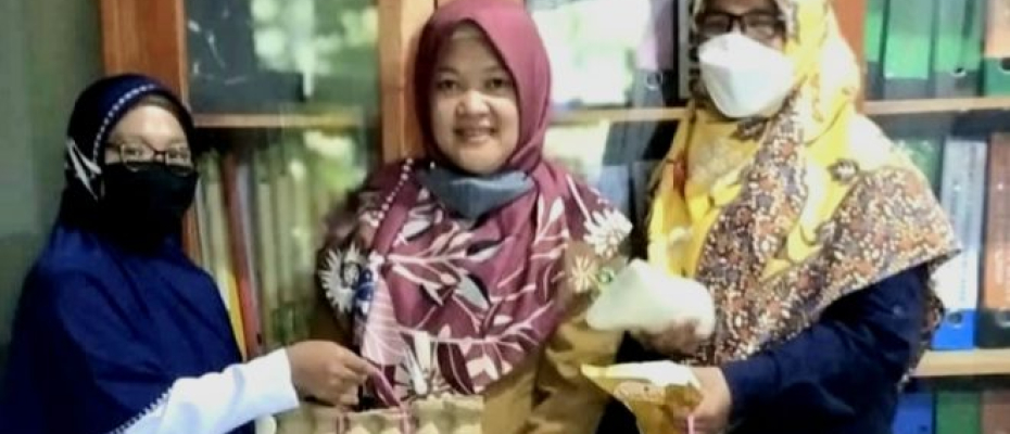 Diskominfosan Kota Bagi Sembako Untuk Pegawainya dan Warga Yang Terdampak Banjir