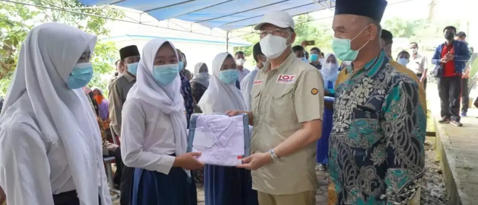 Gubernur Bengkulu Rohidin Mersyah menyerahkan bantuan kepada siswa SMKN 3 Bengkulu Tengah