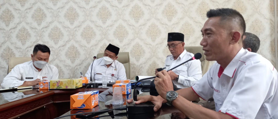 Ketua Harian KONI RL Khirdes Lapendo Pasju S S.TP M.Si memberikan penjelasan terkait anggaran yang ada di KONI RL dalam rapat kemarin