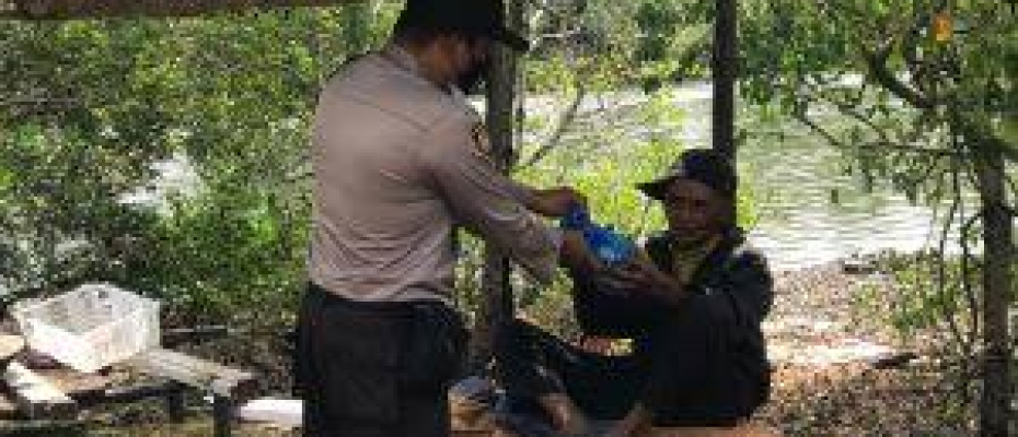 POLDA BENGKUILU Setiap Jumat Bagikan Makanan Kepada Petugas Kebersihan