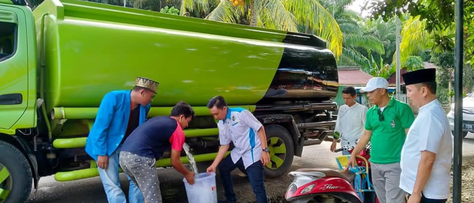  KNPI Seluma Bagikan Air Bersih ke Warga Terdampak Banjir