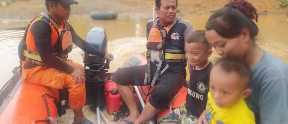 Korban Banjir Dievakuasi Basarnas