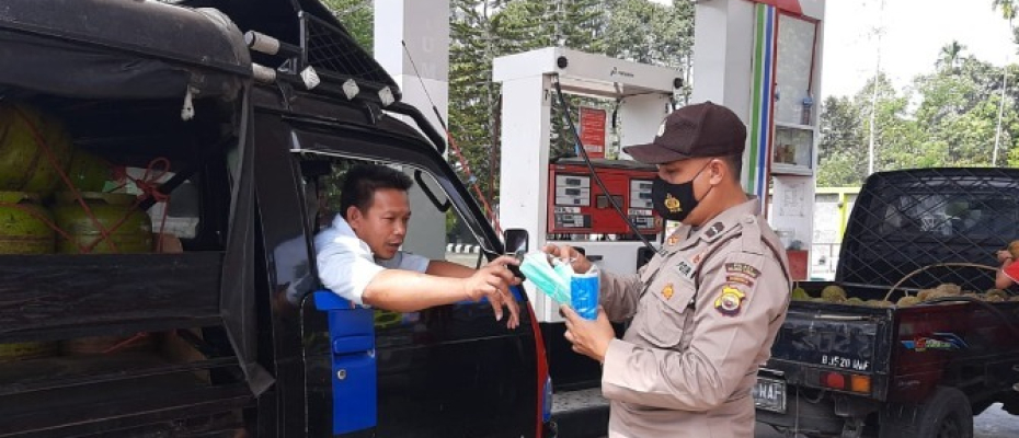 Bhabinkamtibmas Polsek Padang Ulak Tanding Bagikan Masker
