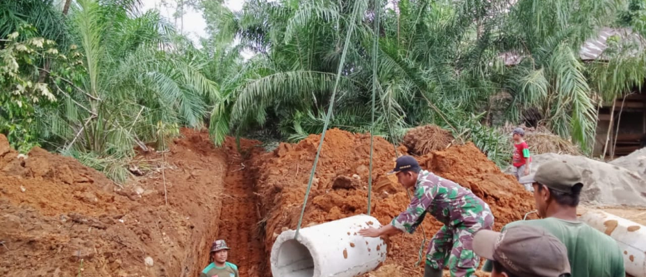 Anggota Satgas bersama Masyarakat saat Pasang Gorong-gorong