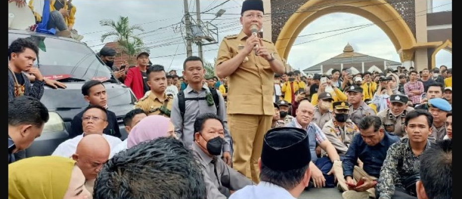 Gubernur Bengkulu saat menemui pendemo