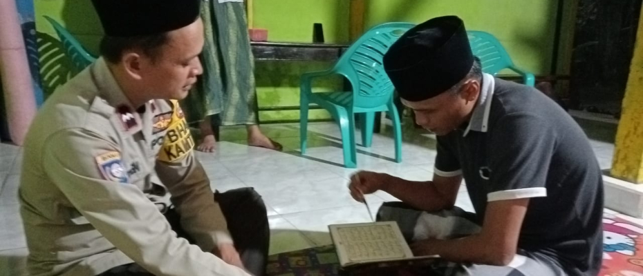Hadiri Pengajian Majelis Taklim Manjadda Wajadda, Bhabinkamtibmas Polsek Kaur Utara Ajarkan Warga Mengaji 