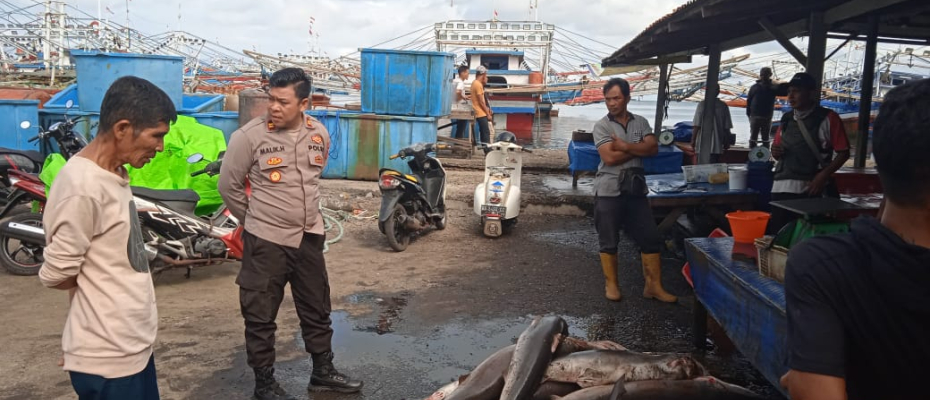 Patroli Siang, Personel Polsek KSKP Pulau Baai Datangi Para Nelayan