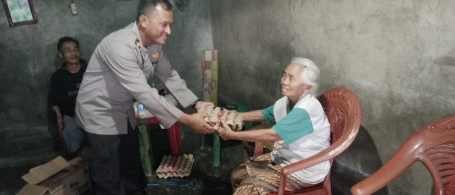 Sinergi Bersama Pemerintah Kecamatan, Polsek Sindang Kelingi Bagi Bantuan Untuk Lansia