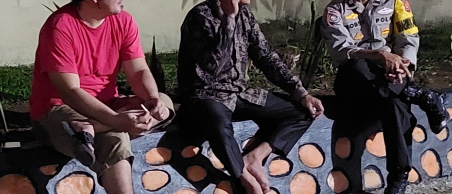 Tingkatkan Kondusifitas Kamtibmas, Bhabinkamtibmas Polsek Pino Sambang Warga Desa Ulak Lebar  