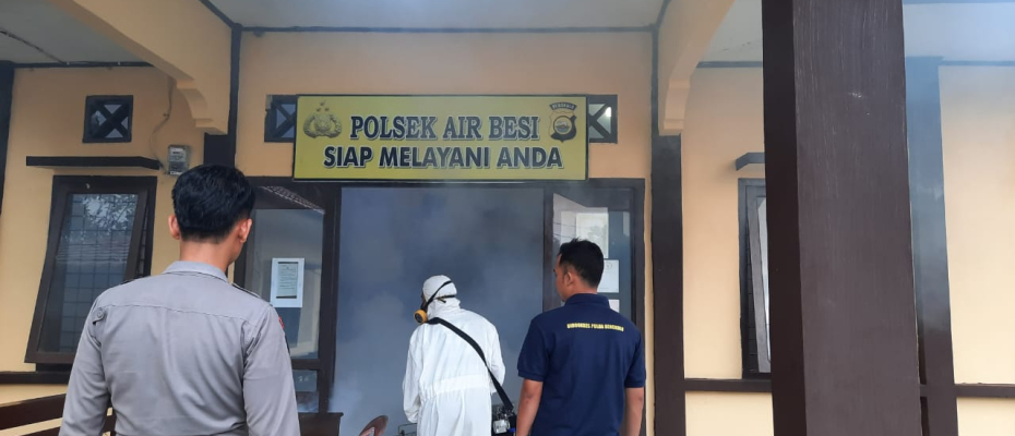 Cegah Berkembangnya DBD, Polsek Air Besi Melakukan Fogging