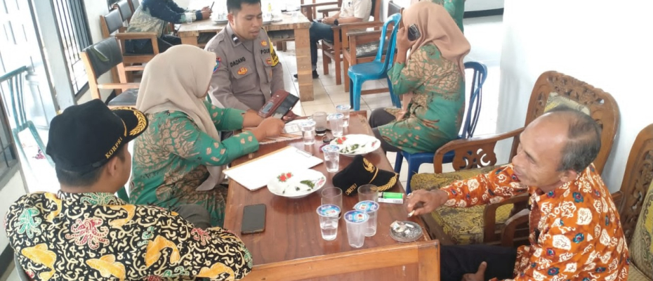 Bhabinkamtibmas Polsek Kaur Utara Sambang Silahturhmi di Kantor Lurah Sampaikan Imbauan kmatibmas Jelang Pemilu 
