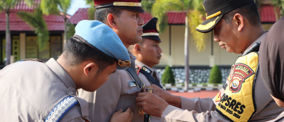Kapolres Mukomuko Pimpin Upacara Sertijab Kapolsek Teras Terunjam 