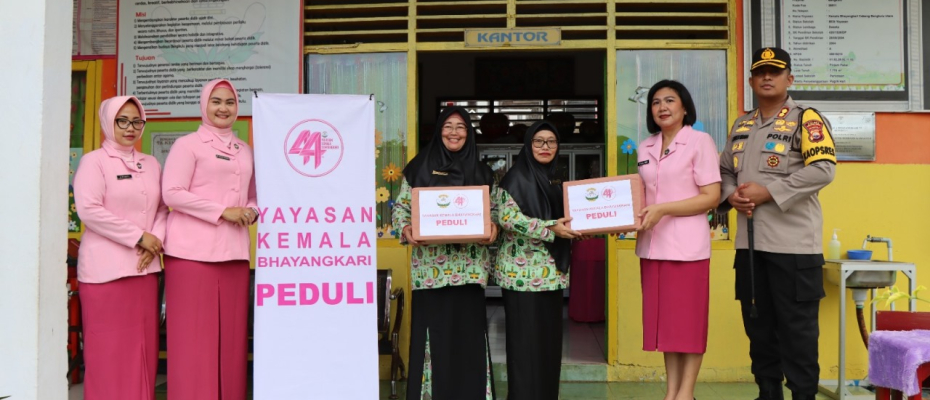 Sambang TK Kemala Bhayangkari 29 Bengkulu Utara, Kapolres Bengkulu Utara Berikan Tali Asih Kepada Guru