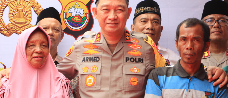 Berikan 100 Paket Sembako untuk warga Bengkulu Selatan, Kapolda Bengkulu Gelar Bulan Bakti Ramadan 