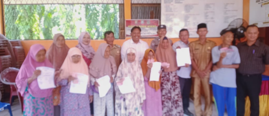 Hadiri Penyaluran BLT DD di Desa Tanjung Pandan, Bhabinkamtibmas Sampaikan Imbauan Kamtibmas 