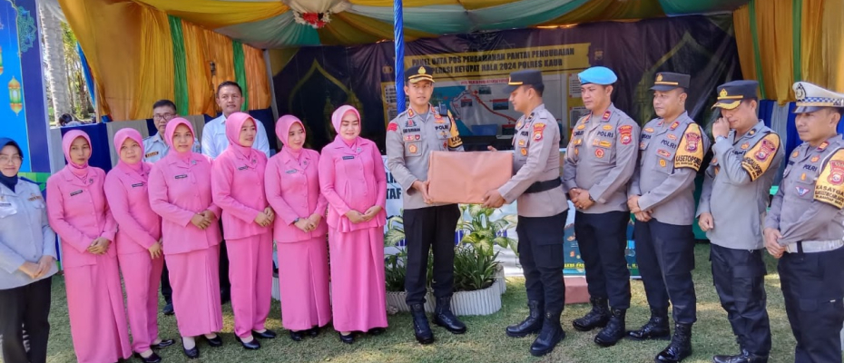 Kapolres Kaur dan Ketua Bhayangkari Beri Bingkisan Kepada Anggota Piket Posyan Pengubaian