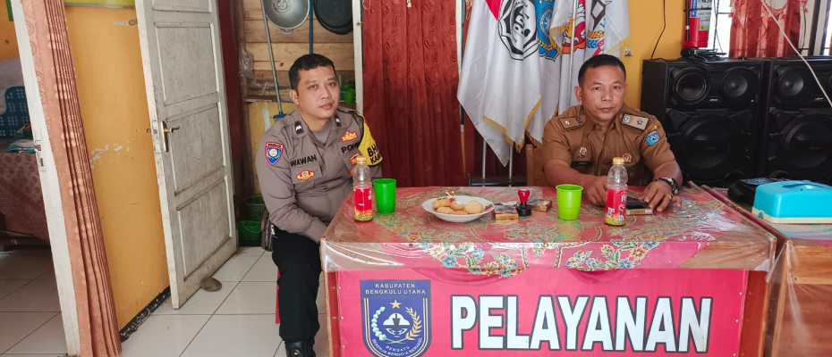 Jalin Sinergitas, Bhabinkamtibmas Sambang Kamtibmas dengan Perangkat Desa Binaannya