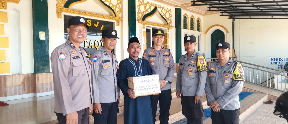 Kapolsek Ketahun Bagikan Baksos Pada Warga