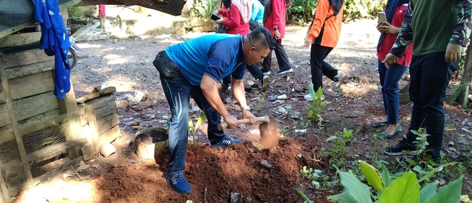 Cegah DBD Meluas Babinkamtibmas Polsek Batiknau Tumbuhkan Rasa Kebersamaan Dengan Gotong Royong Bersama Warga