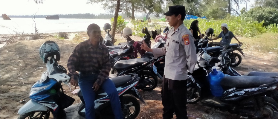 Personel Polsek KSKP Pulau Baai Patroli di Lokasi Kapal Karam Terbelah Sampaikan Imbauan Kamtibmas 