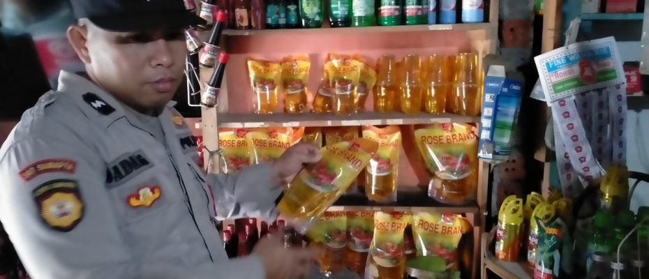 Personel Polsek Kaur Utara Cek Ketersedian Bahan Sembako dan Minyak Goreng 