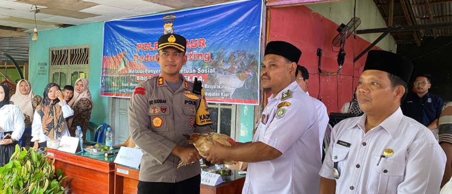 Peduli Stunting,  Polres Kaur Serahkan Bantuan Sosial di Desa Talang Marap 