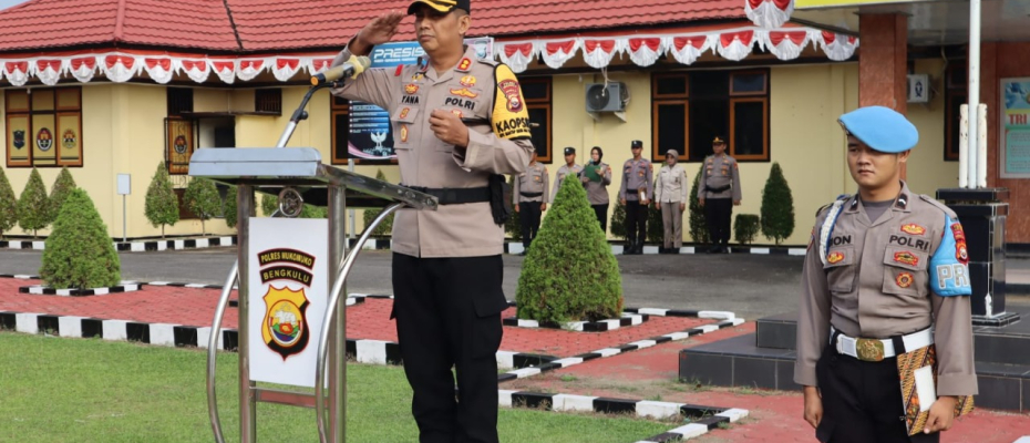 Kapolres Mukomuko Pimpin Upacara Kenaikan Pangkat Personel Polres Mukomuko Periode TMT 1 Juli 2024