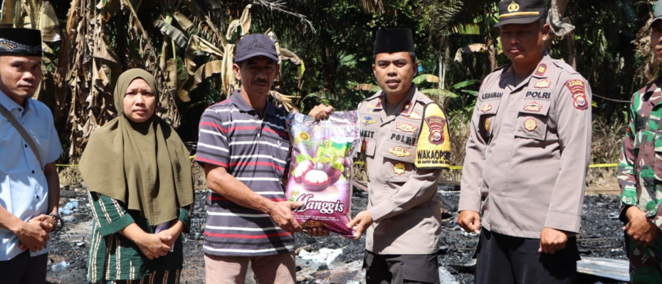 Jumat Berbagi, Polres Mukomuko Berikan Bantuan Kepada Warga Alami Kebakaran Rumah