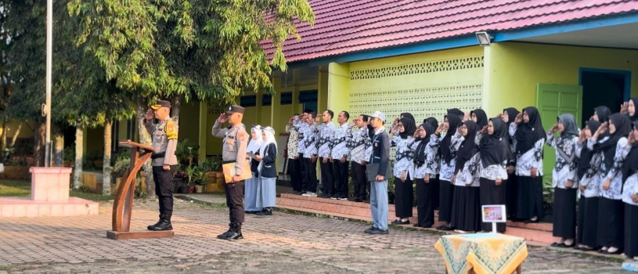 PJU Polres Bengkulu Utara dan Kapolsek Jajaran Menjadi Inspektur Upacara di Sekolah Sampaikan Pesan Kamtibmas